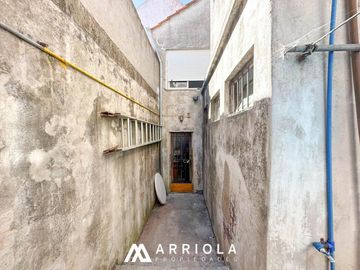 Chalet sobre lote de 22 x 10 en esquina. Parque Primavesi. Barrio San Carlos.