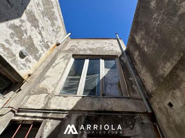 Chalet sobre lote de 22 x 10 en esquina. Parque Primavesi. Barrio San Carlos.