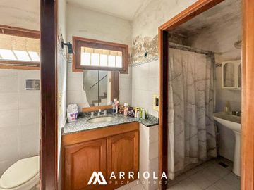 Chalet sobre lote de 22 x 10 en esquina. Parque Primavesi. Barrio San Carlos.