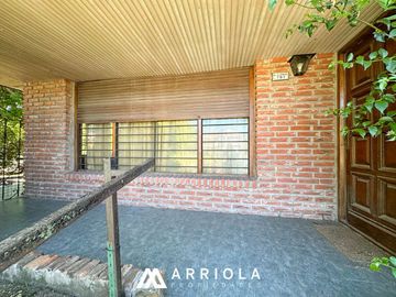 Chalet sobre lote de 22 x 10 en esquina. Parque Primavesi. Barrio San Carlos.