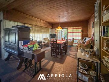 Chalet sobre lote de 22 x 10 en esquina. Parque Primavesi. Barrio San Carlos.