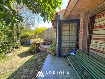 Chalet sobre lote de 22 x 10 en esquina. Parque Primavesi. Barrio San Carlos.