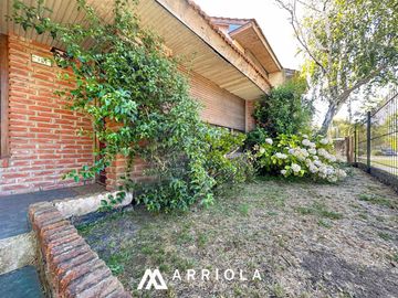Chalet sobre lote de 22 x 10 en esquina. Parque Primavesi. Barrio San Carlos.