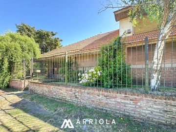 Chalet sobre lote de 22 x 10 en esquina. Parque Primavesi. Barrio San Carlos.