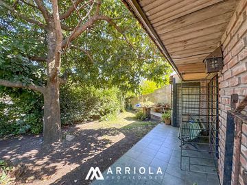 Chalet sobre lote de 22 x 10 en esquina. Parque Primavesi. Barrio San Carlos.