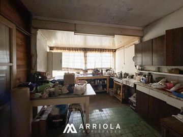 Chalet sobre lote de 22 x 10 en esquina. Parque Primavesi. Barrio San Carlos.