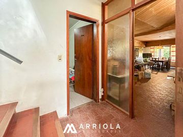 Chalet sobre lote de 22 x 10 en esquina. Parque Primavesi. Barrio San Carlos.