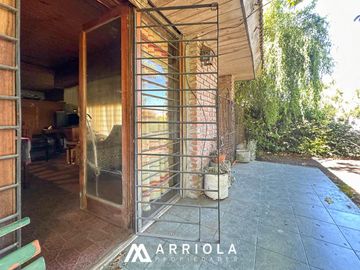 Chalet sobre lote de 22 x 10 en esquina. Parque Primavesi. Barrio San Carlos.