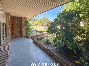 Chalet sobre lote de 22 x 10 en esquina. Parque Primavesi. Barrio San Carlos.
