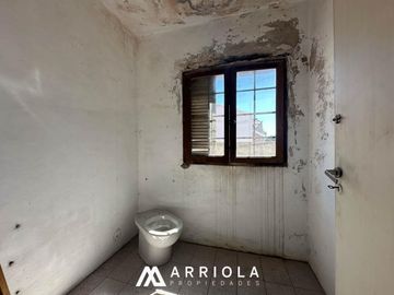 Chalet sobre lote de 22 x 10 en esquina. Parque Primavesi. Barrio San Carlos.