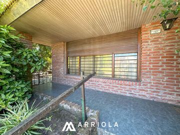 Chalet sobre lote de 22 x 10 en esquina. Parque Primavesi. Barrio San Carlos.