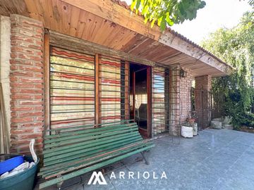 Chalet sobre lote de 22 x 10 en esquina. Parque Primavesi. Barrio San Carlos.