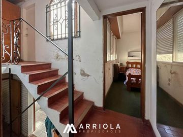 Chalet sobre lote de 22 x 10 en esquina. Parque Primavesi. Barrio San Carlos.