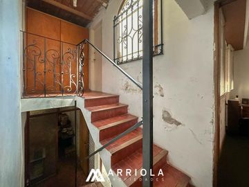 Chalet sobre lote de 22 x 10 en esquina. Parque Primavesi. Barrio San Carlos.
