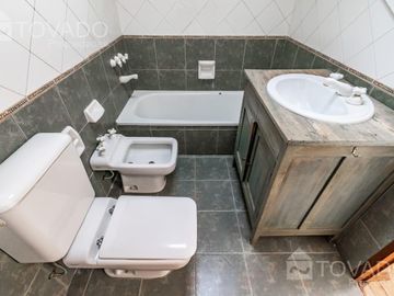 Casa 4 Ambientes con Apartamento Independiente en Devoto!