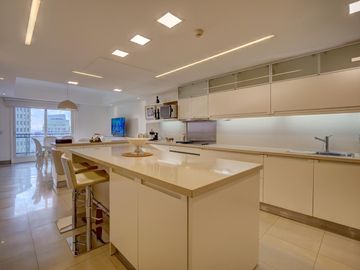 VENTA IMPECABLE CHATEAU 5 AMBIENTES. 2 COCHERAS. PUERTO MADERO
