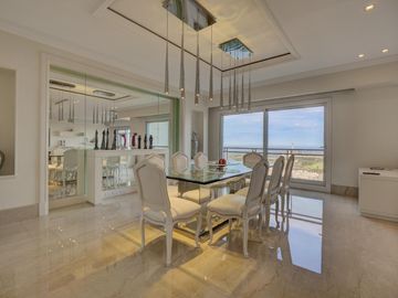 VENTA IMPECABLE CHATEAU 5 AMBIENTES. 2 COCHERAS. PUERTO MADERO