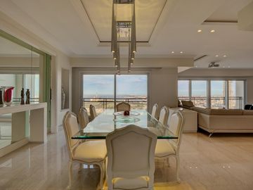 VENTA IMPECABLE CHATEAU 5 AMBIENTES. 2 COCHERAS. PUERTO MADERO