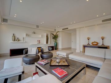 VENTA IMPECABLE CHATEAU 5 AMBIENTES. 2 COCHERAS. PUERTO MADERO