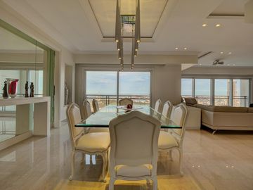 VENTA IMPECABLE CHATEAU 5 AMBIENTES. 2 COCHERAS. PUERTO MADERO