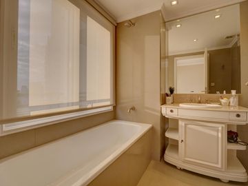 VENTA IMPECABLE CHATEAU 5 AMBIENTES. 2 COCHERAS. PUERTO MADERO