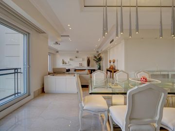VENTA IMPECABLE CHATEAU 5 AMBIENTES. 2 COCHERAS. PUERTO MADERO