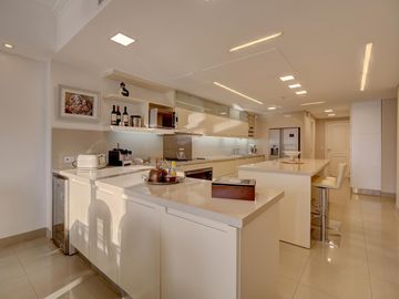 VENTA IMPECABLE CHATEAU 5 AMBIENTES. 2 COCHERAS. PUERTO MADERO