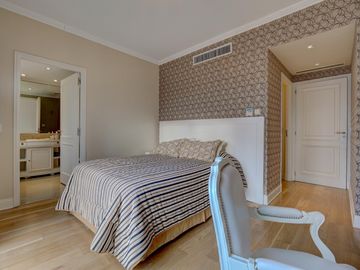 VENTA IMPECABLE CHATEAU 5 AMBIENTES. 2 COCHERAS. PUERTO MADERO