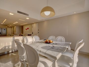 VENTA IMPECABLE CHATEAU 5 AMBIENTES. 2 COCHERAS. PUERTO MADERO
