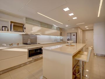 VENTA IMPECABLE CHATEAU 5 AMBIENTES. 2 COCHERAS. PUERTO MADERO