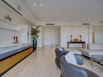 VENTA IMPECABLE CHATEAU 5 AMBIENTES. 2 COCHERAS. PUERTO MADERO