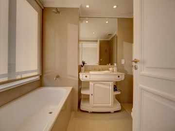 VENTA IMPECABLE CHATEAU 5 AMBIENTES. 2 COCHERAS. PUERTO MADERO