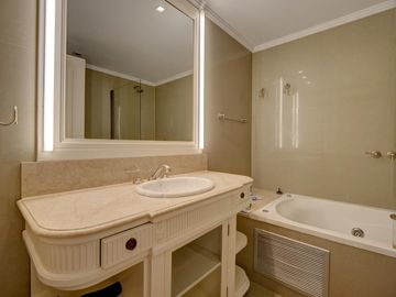 VENTA IMPECABLE CHATEAU 5 AMBIENTES. 2 COCHERAS. PUERTO MADERO
