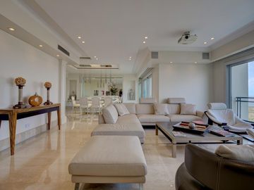 VENTA IMPECABLE CHATEAU 5 AMBIENTES. 2 COCHERAS. PUERTO MADERO