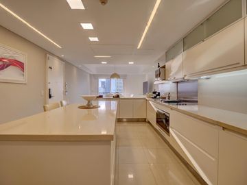 VENTA IMPECABLE CHATEAU 5 AMBIENTES. 2 COCHERAS. PUERTO MADERO