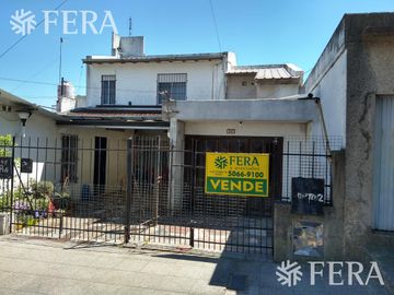 Venta de PH de 2 ambientes con cochera y balcón aterrazado en Quilmes (26408)