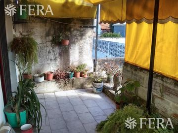 Venta de PH de 2 ambientes con cochera y balcón aterrazado en Quilmes (26408)