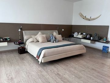VENTA CASA CON JARDÍN EN LOMAS DE BEZARES
