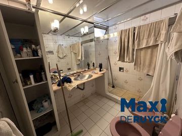 Chalet con lote amplio, con salida a 2 calles
