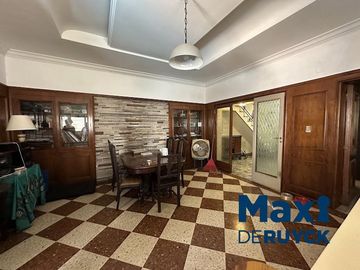 Chalet con lote amplio, con salida a 2 calles