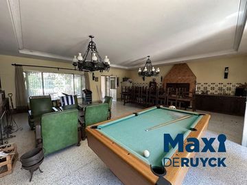 Chalet con lote amplio, con salida a 2 calles