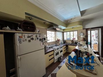 Chalet con lote amplio, con salida a 2 calles