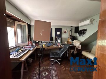 Chalet con lote amplio, con salida a 2 calles