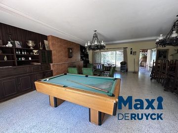 Chalet con lote amplio, con salida a 2 calles