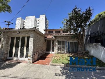 Chalet con lote amplio, con salida a 2 calles