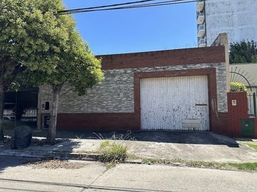 Chalet con lote amplio, con salida a 2 calles