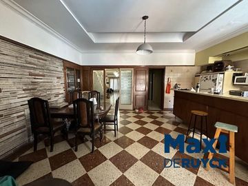 Chalet con lote amplio, con salida a 2 calles