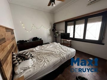 Chalet con lote amplio, con salida a 2 calles
