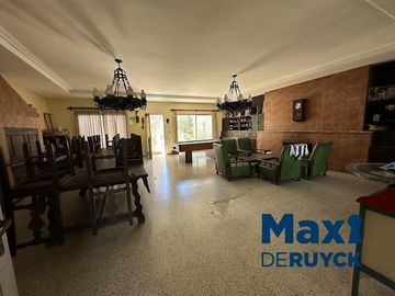 Chalet con lote amplio, con salida a 2 calles