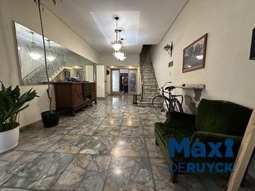 Chalet con lote amplio, con salida a 2 calles